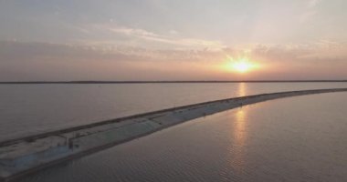 Hava anket. Kiev Sea, 15 Dnieper Nehri üzerinde duran bir deniz feneri. Eylül 2017. gündoğumu Nehri. Wavebreaker bir işaret ile su üzerinde duruyor ve şehrin dalgaları ile doldurur.