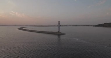 Hava anket. Kiev Sea, 15 Dnieper Nehri üzerinde duran bir deniz feneri. Eylül 2017. gündoğumu Nehri. Wavebreaker bir işaret ile su üzerinde duruyor ve şehrin dalgaları ile doldurur.
