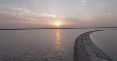 Hava anket. Kiev Sea, 15 Dnieper Nehri üzerinde duran bir deniz feneri. Eylül 2017. gündoğumu Nehri. Wavebreaker bir işaret ile su üzerinde duruyor ve şehrin dalgaları ile doldurur.