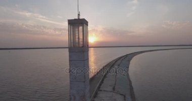 Hava anket. Kiev Sea, 15 Dnieper Nehri üzerinde duran bir deniz feneri. Eylül 2017. gündoğumu Nehri. Wavebreaker bir işaret ile su üzerinde duruyor ve şehrin dalgaları ile doldurur.