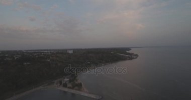 Hava anket. Kiev Sea, 15 Dnieper Nehri üzerinde duran bir deniz feneri. Eylül 2017. gündoğumu Nehri. Wavebreaker bir işaret ile su üzerinde duruyor ve şehrin dalgaları ile doldurur.