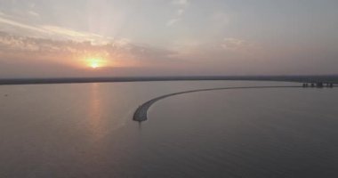 Hava anket. Kiev Sea, 15 Dnieper Nehri üzerinde duran bir deniz feneri. Eylül 2017. gündoğumu Nehri. Wavebreaker bir işaret ile su üzerinde duruyor ve şehrin dalgaları ile doldurur.