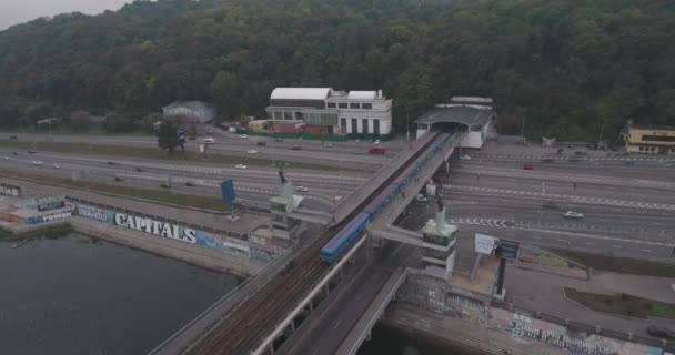 Aérea. Puente del metro de Kiev en tiempo nublado . — Vídeo de stock