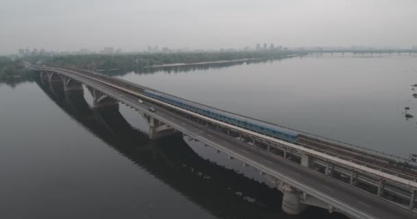 Antenowe. Kijów metro bridge w pochmurna pogoda. — Wideo stockowe