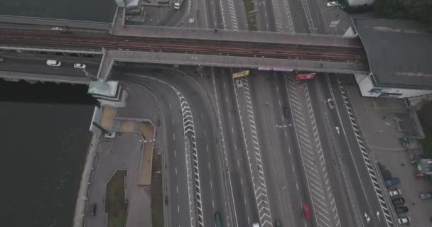 Antenn. Kiev metro bridge i molnigt väder. — Stockvideo