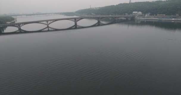 Luchtfoto. Kiev metro brug in bewolkt weer. — Stockvideo