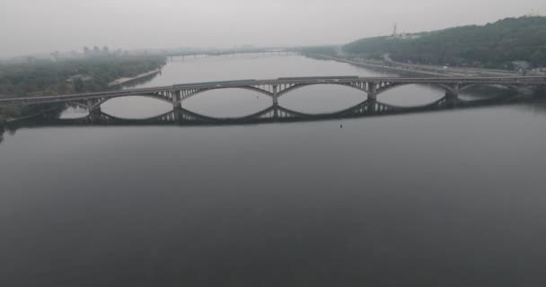 Antény. Kyjevské metro most v oblačné počasí. 