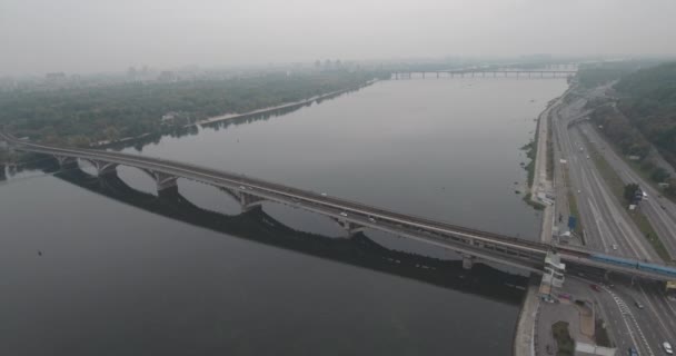 Aéreo. Kiev metro ponte em tempo nublado . — Vídeo de Stock