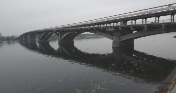 Antenne. Kiewer U-Bahn-Brücke bei trübem Wetter. — Stockvideo