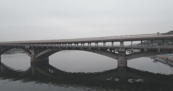 Воздушный. Мост Киевского метрополитена в облачную погоду . — стоковое видео