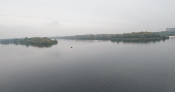 Flygfotografering. Den stad i Kiev är floden Dnepr, Trukhanov ön. Mulen höstdag floden i dimman. vackert landskap på floden. Bladen på träden var täckta med gula blad på ön. — Stockvideo