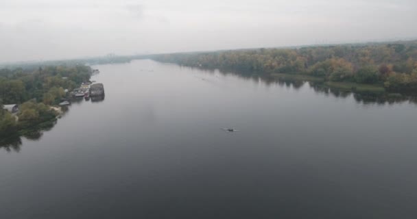 Indagine aerea. La città di Kiev è il fiume Dnieper, isola di Trukhanov. Autunno giorno nuvoloso il fiume nella nebbia. bellissimo paesaggio sul fiume. Le foglie degli alberi erano coperte di foglie gialle sull'isola . — Video Stock