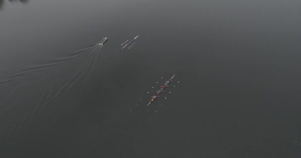 Antenn. kajak seglar på floden. Kiev-idrottare i kajaker. Ovanifrån, utbildning av idrottsmän i en kajak. Två idrottare promenad längs floden på en dubbelkajak. idrottstävlingar i en trippel kajak. — Stockvideo
