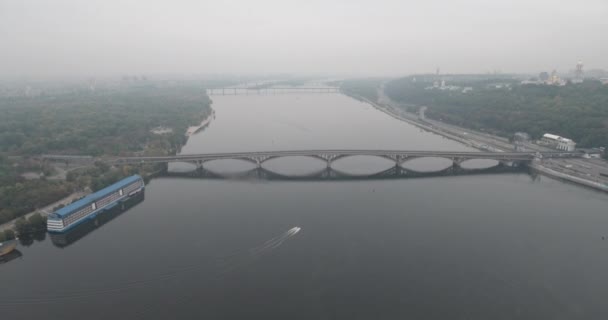 Aérea. Puente del metro de Kiev en tiempo nublado . — Vídeos de Stock