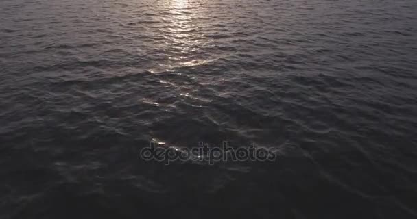 Luchtfoto enquête. De Kiev Sea, een vuurtoren aan de rivier de Dnjepr op 15 staan. September 2017. zonsopgang boven de rivier. De wavebreaker met een baken staat op het water en de stad vult met golven. — Stockvideo