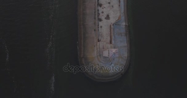 Aerial survey. The Kiev Sea, a lighthouse standing on the river Dnieper on 15. September 2017. sunrise over the river. The wavebreaker with a beacon stands on the water and fills the city with waves. — Stock Video