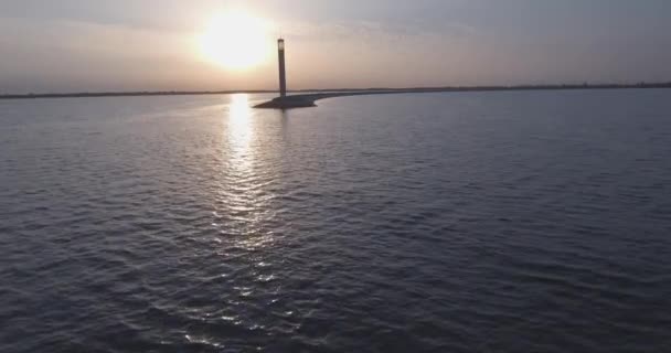 Aerial survey. The Kiev Sea, a lighthouse standing on the river Dnieper on 15. September 2017. sunrise over the river. The wavebreaker with a beacon stands on the water and fills the city with waves. — Stock Video