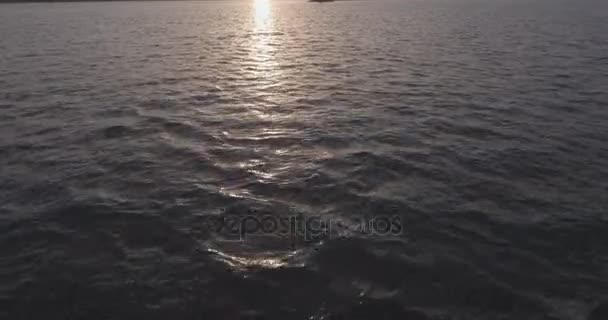 Aerial survey. The Kiev Sea, a lighthouse standing on the river Dnieper on 15. September 2017. sunrise over the river. The wavebreaker with a beacon stands on the water and fills the city with waves. — Stock Video