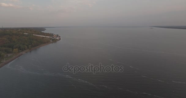 Аэросъемка. Киевское море, маяк, стоящий на реке Днепр 15. Сентябрь 2017. восход солнца над рекой. Волнолом с маяком стоит на воде и наполняет город волнами . — стоковое видео