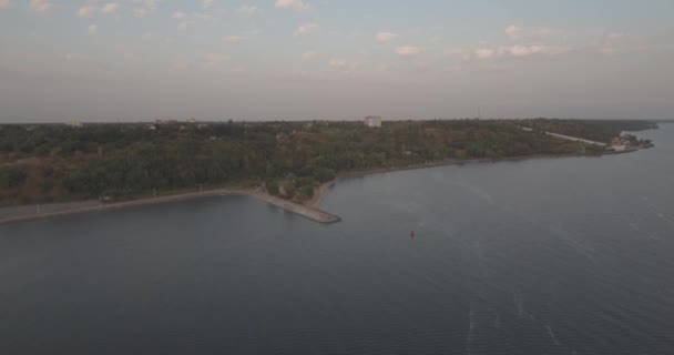 Luchtfoto enquête. De Kiev Sea, een vuurtoren aan de rivier de Dnjepr op 15 staan. September 2017. zonsopgang boven de rivier. De wavebreaker met een baken staat op het water en de stad vult met golven. — Stockvideo