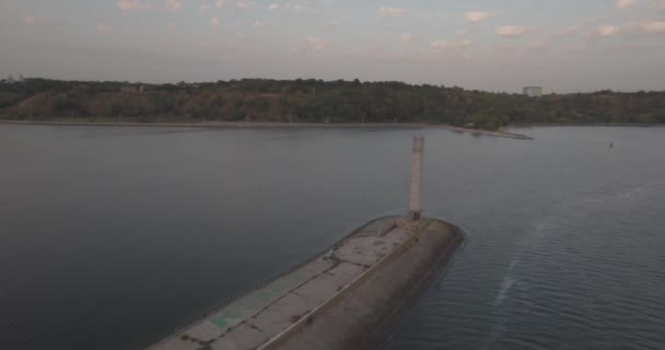 Luchtfoto enquête. De Kiev Sea, een vuurtoren aan de rivier de Dnjepr op 15 staan. September 2017. zonsopgang boven de rivier. De wavebreaker met een baken staat op het water en de stad vult met golven. — Stockvideo