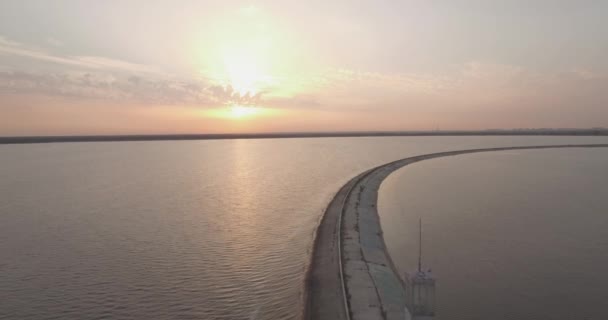 Letecký průzkum. Kyjev moře, maják stojící na řece Dněpr na 15. Září 2017. východ slunce nad řekou. Wavebreaker s majákem stojí na vodě a vyplní město s vlnami. — Stock video