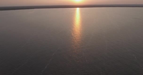 Aerial survey. The Kiev Sea, a lighthouse standing on the river Dnieper on 15. September 2017. sunrise over the river. The wavebreaker with a beacon stands on the water and fills the city with waves. — Stock Video