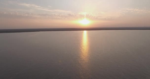 Aerial survey. The Kiev Sea, a lighthouse standing on the river Dnieper on 15. September 2017. sunrise over the river. The wavebreaker with a beacon stands on the water and fills the city with waves. — Stock Video