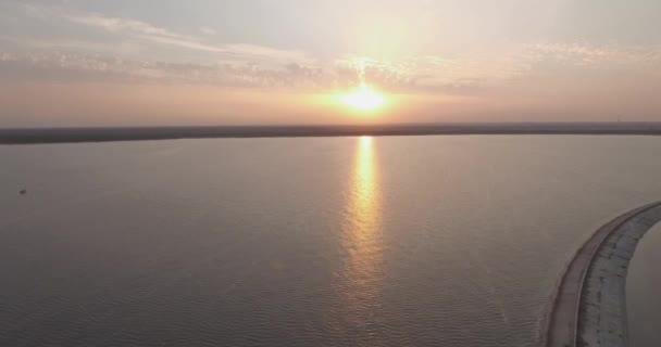 Hava anket. Kiev Sea, 15 Dnieper Nehri üzerinde duran bir deniz feneri. Eylül 2017. gündoğumu Nehri. Wavebreaker bir işaret ile su üzerinde duruyor ve şehrin dalgaları ile doldurur. — Stok video