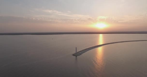 Aerial survey. The Kiev Sea, a lighthouse standing on the river Dnieper on 15. September 2017. sunrise over the river. The wavebreaker with a beacon stands on the water and fills the city with waves. — Stock Video