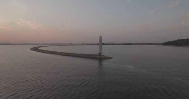 Inspección aérea. El mar de Kiev, un faro de pie en el río Dniéper en 15. Septiembre 2017. amanecer sobre el río. El rompeolas con un faro se encuentra en el agua y llena la ciudad de olas . — Vídeos de Stock