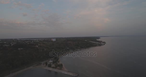 Levé aérien. La mer de Kiev, un phare sur la rivière Dniepr sur 15. Septembre 2017. lever de soleil sur la rivière. Le brise-ondes avec une balise se tient sur l'eau et remplit la ville de vagues . — Video