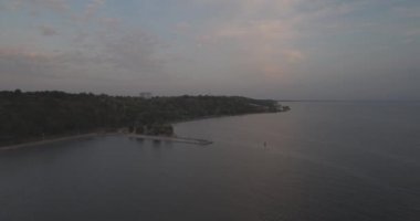 Hava anket. Kiev Sea, 15 Dnieper Nehri üzerinde duran bir deniz feneri. Eylül 2017. gündoğumu Nehri. Wavebreaker bir işaret ile su üzerinde duruyor ve şehrin dalgaları ile doldurur.
