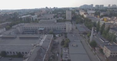 Hava anket. Metropolis Kiev-alan shlyavka. Kuş Uçuş yüksekliği yaz şehirden. kentsel peyzaj eski stand sonraki modern yüksek katlı binalar için ev sahipliği yapmaktadır. güneşli bir gün, mavi gökyüzü ile.