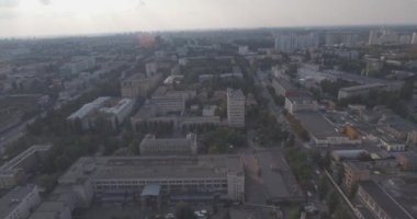 Hava anket. Metropolis Kiev-alan shlyavka. Kuş Uçuş yüksekliği yaz şehirden. kentsel peyzaj eski stand sonraki modern yüksek katlı binalar için ev sahipliği yapmaktadır. güneşli bir gün, mavi gökyüzü ile.