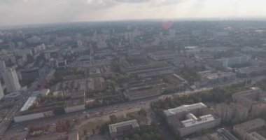 Hava anket. Metropolis Kiev-alan shlyavka. Kuş Uçuş yüksekliği yaz şehirden. kentsel peyzaj eski stand sonraki modern yüksek katlı binalar için ev sahipliği yapmaktadır. güneşli bir gün, mavi gökyüzü ile.