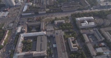 Hava anket. Metropolis Kiev-alan shlyavka. Kuş Uçuş yüksekliği yaz şehirden. kentsel peyzaj eski stand sonraki modern yüksek katlı binalar için ev sahipliği yapmaktadır. güneşli bir gün, mavi gökyüzü ile.