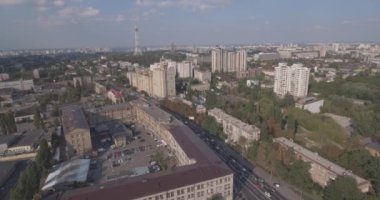 Hava anket. Metropolis Kiev-alan shlyavka. Kuş Uçuş yüksekliği yaz şehirden. kentsel peyzaj eski stand sonraki modern yüksek katlı binalar için ev sahipliği yapmaktadır. güneşli bir gün, mavi gökyüzü ile.