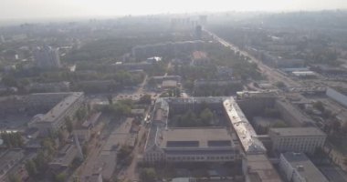 Hava anket. Metropolis Kiev-alan shlyavka. Kuş Uçuş yüksekliği yaz şehirden. kentsel peyzaj eski stand sonraki modern yüksek katlı binalar için ev sahipliği yapmaktadır. güneşli bir gün, mavi gökyüzü ile.