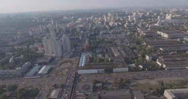 Hava anket. Metropolis Kiev-alan shlyavka. Kuş Uçuş yüksekliği yaz şehirden. kentsel peyzaj eski stand sonraki modern yüksek katlı binalar için ev sahipliği yapmaktadır. güneşli bir gün, mavi gökyüzü ile.