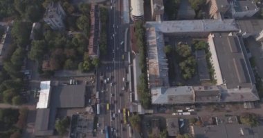 Hava anket. Metropolis Kiev-alan shlyavka. Kuş Uçuş yüksekliği yaz şehirden. kentsel peyzaj eski stand sonraki modern yüksek katlı binalar için ev sahipliği yapmaktadır. güneşli bir gün, mavi gökyüzü ile.