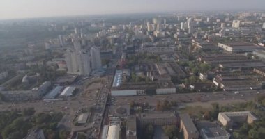 Hava anket. Metropolis Kiev-alan shlyavka. Kuş Uçuş yüksekliği yaz şehirden. kentsel peyzaj eski stand sonraki modern yüksek katlı binalar için ev sahipliği yapmaktadır. güneşli bir gün, mavi gökyüzü ile.