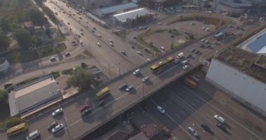 Hava anket. yükseklikten yol kavşağı. Kiev şehir-Shuliav bridge uygulamasında bir trafik sıkışıklığı. Cityscape, gündoğumu. çok araba yolun için streç. Şafakta, yaz güneşli sabah bir metropol. 