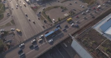 Hava anket. yükseklikten yol kavşağı. Kiev şehir-Shuliav bridge uygulamasında bir trafik sıkışıklığı. Cityscape, gündoğumu. çok araba yolun için streç. Şafakta, yaz güneşli sabah bir metropol. 