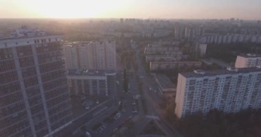 Hava anket Kiev şehir sol banka, şafakta mimari camlar. 27. Ağustos 2017. windows ofis binası güneşin ufuk ötesinden bir yansımasıdır. kentsel peyzaj.