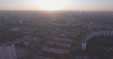 Kiev şehir 27 hava. Eylül 2017. darnitskiy rayan sol yakasında. Şafakta şehir manzarası. Konut eski mimari yeni mimarisi ile karışık. Metropolis.