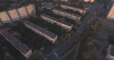 Kiev şehir 27 hava. Eylül 2017. darnitskiy rayan sol yakasında. Şafakta şehir manzarası. Konut eski mimari yeni mimarisi ile karışık. Metropolis.