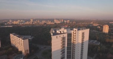 Kiev şehir 27 hava. Eylül 2017. darnitskiy rayan sol yakasında. Şafakta şehir manzarası. Konut eski mimari yeni mimarisi ile karışık. Metropolis.