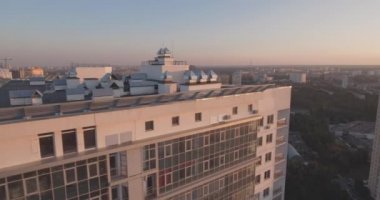 Hava anket Kiev şehir sol banka, şafakta mimari camlar. 27. Ağustos 2017. windows ofis binası güneşin ufuk ötesinden bir yansımasıdır. kentsel peyzaj.