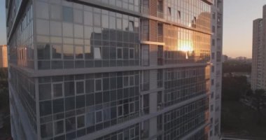 Hava anket Kiev şehir sol banka, şafakta mimari camlar. 27. Ağustos 2017. windows ofis binası güneşin ufuk ötesinden bir yansımasıdır. kentsel peyzaj.